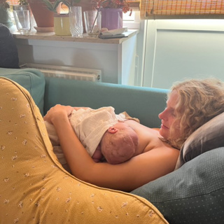 Overgivelse til kvinnevisdom og tillit til baby på reisen fra ung kvinne til mor