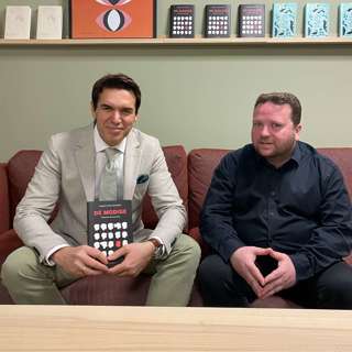 Sylo Taraku i samtale med Tarjei Leer-Salvesen om hans bok om varsling 