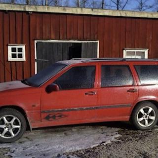 Annonsen: Bilen är röd