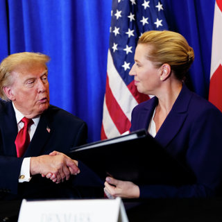 Han sad i det lille rum i New York, hvor Mette fik en krammer af Trump