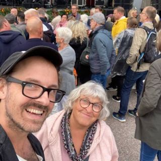 Silverdroppar hänger från svarta grenar i allén