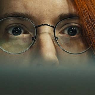Hon spårar högerextremism på sociala medier i dokuthrillern ”Hacking hate”