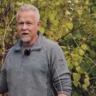 Han leder kampen mot invaderande sniglar och husknäckande träd