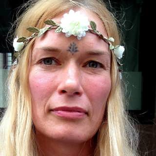 Med brösten som plakat