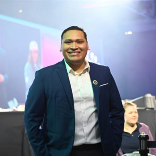 BYU-Idaho alumnus works as global emcee for RootsTech 2026