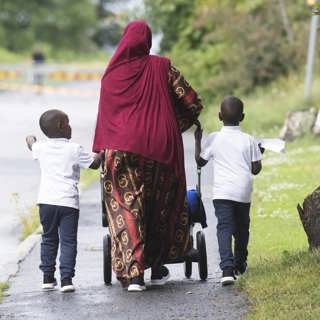 Tidöpartierna vill kriminalisera de som tvingar andra att bära religiös klädsel / Rysk kyrka spionerar i Sverige enligt SÄPO