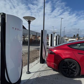 Tesla rundar blockaden med nya superladdare – igen: ”Jävligt olyckligt”
