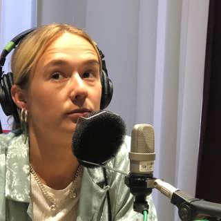 Skådespelaren Alba August släpper egen musik