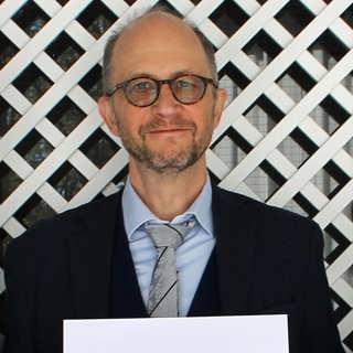 Idealism och solidaritet kan anas vid horisonten. Äkthet ersätter manipulativ massproduktion och teknikoptimism väcker hopp!