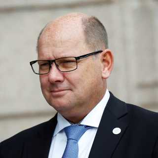 Hård kritik mot DN:s metoo-anklagelser mot talmannen Urban Ahlin, opinionsundersökningar inför valet i höst och del fem av Mediebudorden