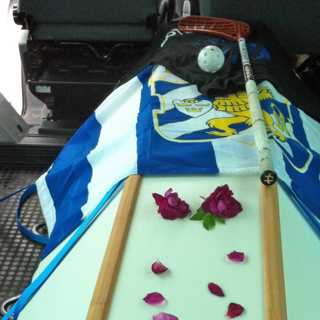 Kvinnan med kistan i bilen 