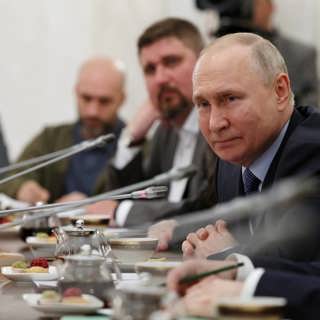Ryska krigshetsare rasar mot Putins förbudspolitik