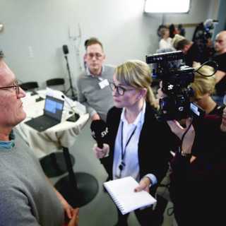 Kritisk balansgång i coronabevakningen, Guldbron är guldstory för medier och dramatisk annonskollaps