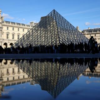 Louvre arrests, Canada tariffs, Trump in Asia and shutdown hot dogs