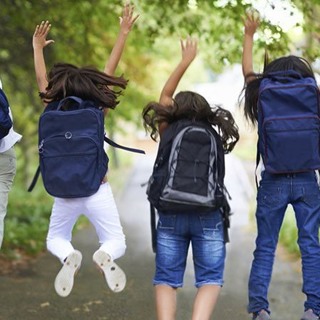 Vacances scolaires de quatre semaines : les parents qui travaillent s'adaptent tant bien que mal