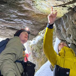 På snöskor utmed vårbäcken och skidor till fladdermusgrotta