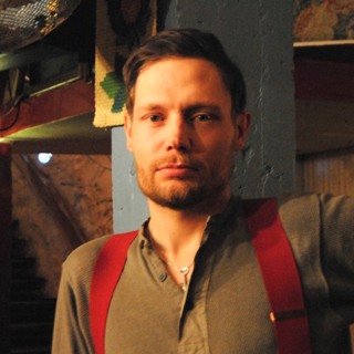 48. Man ska nypa sig i armen ibland, när man är på Kafé de Luxe. Ett samtal med Nils Hector