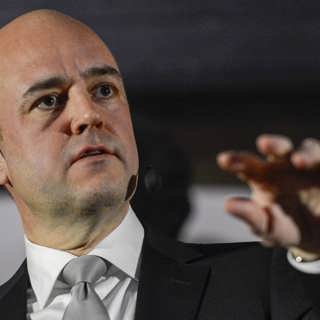 Fredrik Reinfeldt - Tomten kommer med kris