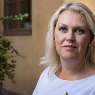 Socialminister Lena Hallengren (S) om svenska coronastrategin