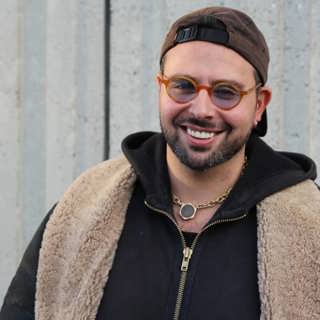 Damian pendlade mellan studion i LA och flyktinglägret i Lesbos