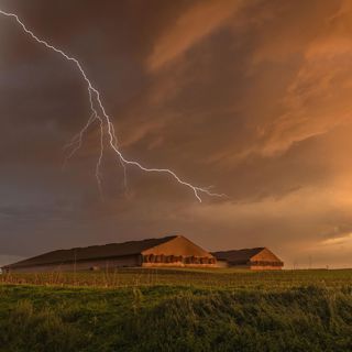 Barn Rain and Rolling Thunder - 10 Hours Sleep Sound