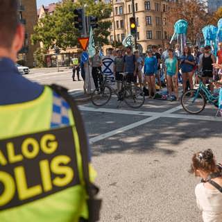 SVT-fotograf greps och kroppsvisiterades, utmanande tider för ekonomijournalister och Ola Sigvardsson om att medier bör namnpublicera mer