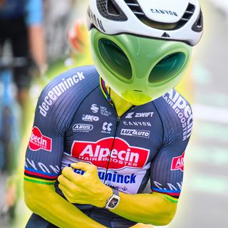 S1 Ep686: Are Pogačar And Van Der Poel From Another Planet? | GCN Show Ep. 686