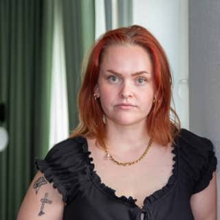 Komikern Dessi Hietala: Humorn blev min fristad