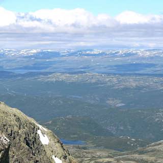 Sommarsnö i Norge och brospindeln mitt i Stockholm
