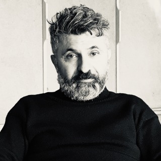 16. Sirous Namazi. Det här handfatet står och ljuger
