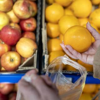 Frukt och grönt billigare – ”allt annat vore konstigt”