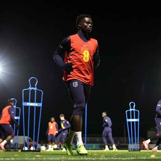 ENGLAND SPECIAL: Bukayo Saka on Arsenal's Title Chances AND Is Phil Foden a Number 9?! 🏴🤔❤️