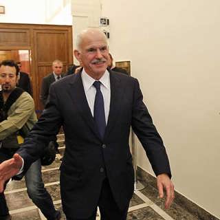 Papandreou sitter kvar!?