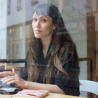 10/22: "Naisviha on sisäänrakennettua siinä ympäristössä" – Laura Juntusen teoksen maailmassa naisilla ei ole ääntä