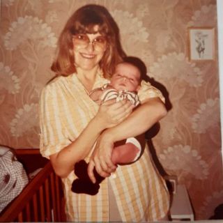 Stadsmuren och kala kullar, grå himmel, hård jord