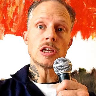Därför betalar Johan för att skämta – i New York: "Alla gör det"