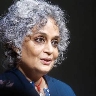 Mångbottnat om mor och dotter i Arundhati Roys memoarer